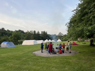 lagerfeuer auf der insel im sommerurlaub
