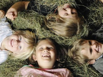 Schlafen im Heu Kinder im Heu Lachen Hotel Tirol