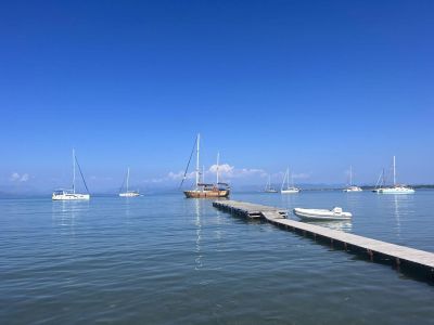 Nautika vor Anker mit Steg