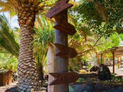 Biohotel Gran Canaria - Ecolodge-Gartenanlage mit Wegweisern
