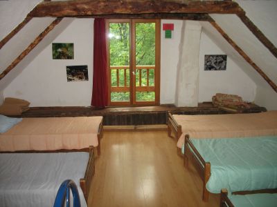 Liebevoll eingerichtete Mehrbettzimmer.