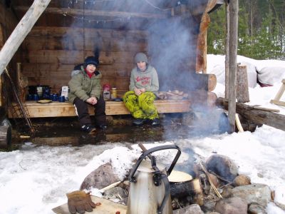 Tee Lagerfeuer im Schnee Winteruraub Schweden Familienreise