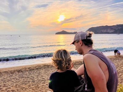 Vater und Sohn am Strand von Agios Georgios