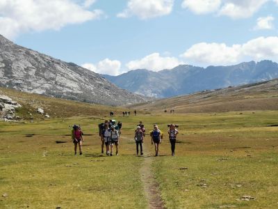 abenteuer familiencamp gruppe wandert