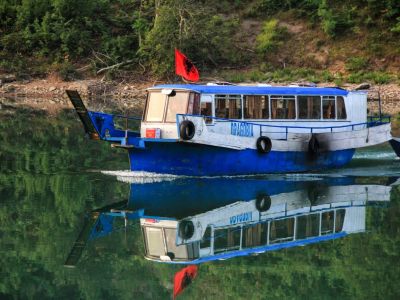 Koman See Boot Albanien Wanderurlaub Reisebus