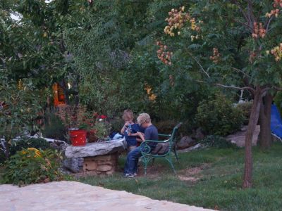 Kinder im Garten Agriturismo Dalmatien