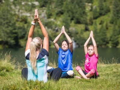 familienreise sommer berge österreich yoga