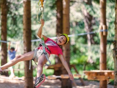 Kind Flying Fox Spielplatz Wald Niedrigseilgarten