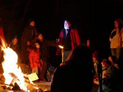 Spannende Geschichten am Lagerfeuer