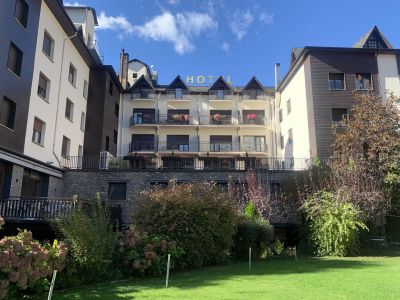 pyrenen wandern ohne gepck hotel pessets sort
