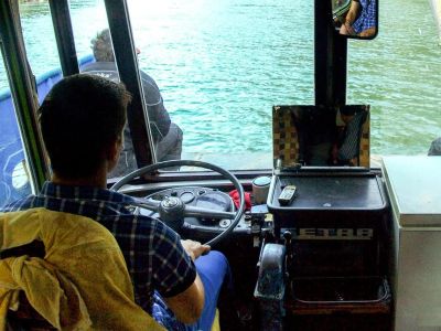 Reisebus als Boot Albanien Koman See