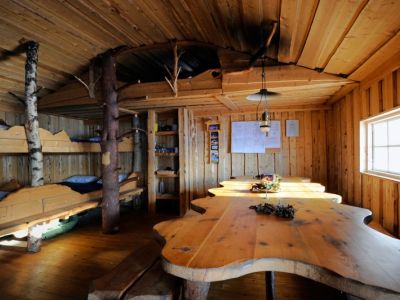Blick in die Holzfällerhütte (Foto: Sandra Peter und Jochen Oetinger)
