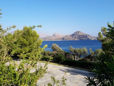 Blick vom Hotel Souda Mare auf Kreta zum Meer