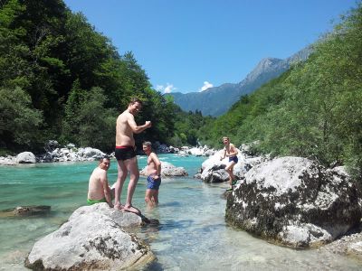 Aktivulrlaub in den Bergen Sloweniens Flussbaden Soca