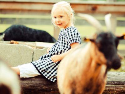 Landurlaub Ziegen Kind Bauernhof Tirol Streichelzoo
