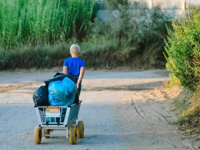 clean up bollerwagen strand kind umweltschutz