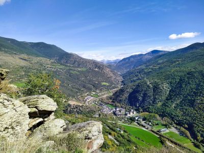Panoramablick von der Einsiedelei auf den Talort Rialp