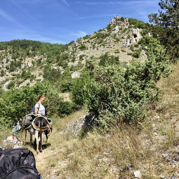 Eselwandern in den Abruzzen: Trekking-Abenteuer in Italien