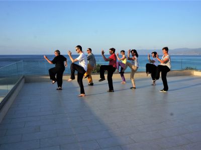 Yoga und Qi Gong auf der Terrasse mit Meerblick