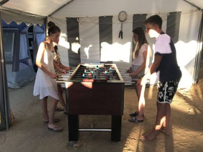 teenager kickern im gemeinschaftszelt