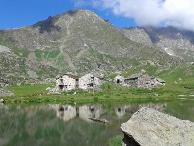 Bergsee mit Almh�tten im Valsesia