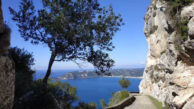 Felsentor auf dem Korfu-Trail