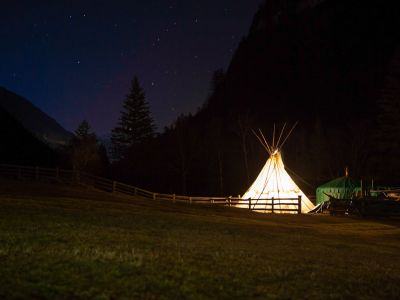 Tipi bei Nacht Schalklhof