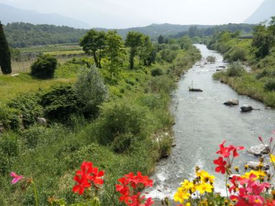 Fluss im Sarcatal bei Wandern im Trentino und Venetien