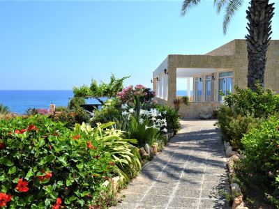 Zypern Strand Hotel mit Pflanzen und Palmen