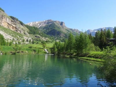 Urlaub in den Bergen in Frankreich Südfrankreich Bergsee Erholung