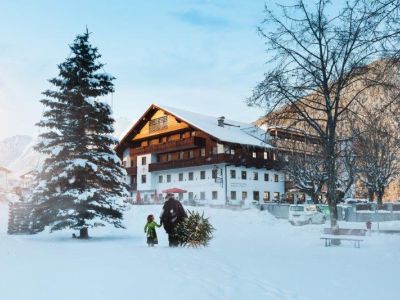 Familienreise Winter Tirol, Kinderhotel Winter  Schnee WeihnachtsbaumTirol, Skireise Tirol