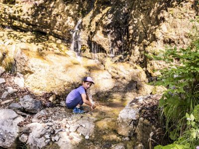 Kindgerechte Wanderung Pause am Bergbach