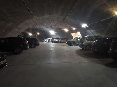 Tiefgarage Autos Parken Katalonien Urlaub