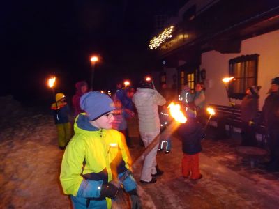 Fackelwanderung im Familienurlaub in Tirol