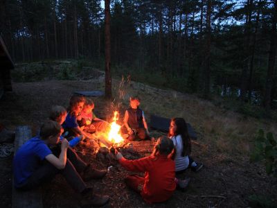 familienurlaub schweden zelten lagerfeuer kinder