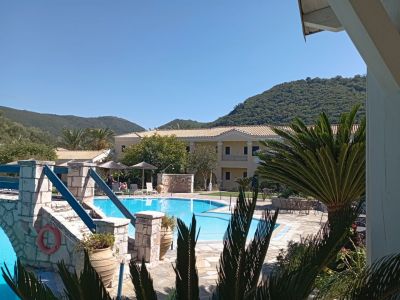 Hotelpool mit Blick auf die Berge im Hintergrund