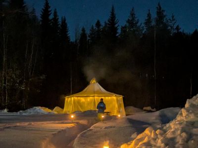 Beleuchtetes Zelt im Schnee Schweden Winterurlaub