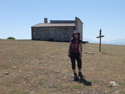 Bergkirche Abruzzen Wanderurlaub Italien Esel