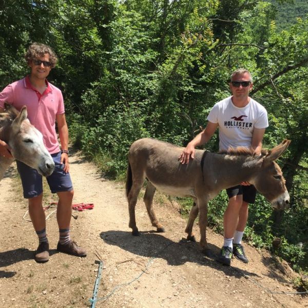 Eselwandern in den Abruzzen: Trekking-Abenteuer in Italien