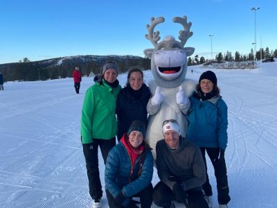 Maskottchen Rentier Winterurlaub Schweden Familienreise