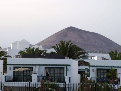 Vulkan auf Lanzarote hinter Appartementanlage 