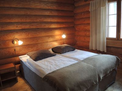 Familienurlaub Finnland Schlafzimmer der Öko-Blockhütte Kaitola