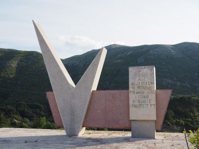albanien wanderung skulptur 