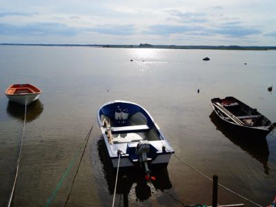 Boote bei Windstille auf land