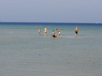 Der unglaublich flache Sandstrand bei Kpingsvik - perfekt fr kleinere Kinder.