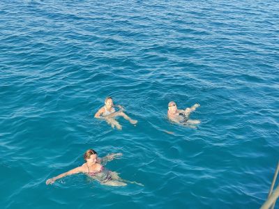 Schwimmen im Meer mit Freunden