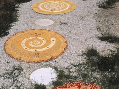 Spazierweg mit Mosaik-Platten 
