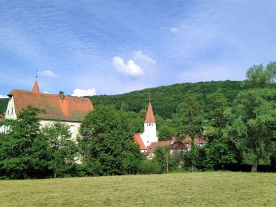 Familien entdecken malerische Huser in Franken