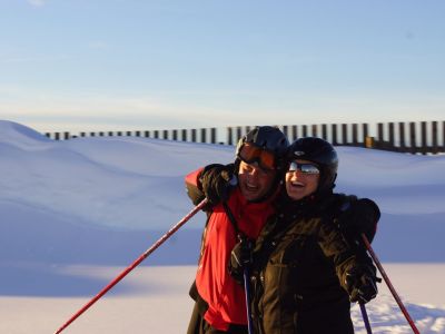 Glückliche Eltern im Familien-Ski-Urlaub