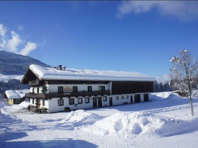 Familien-Skiurlaub in Tirol: Romantisch ist der Bauernhof von Schnee umgeben 